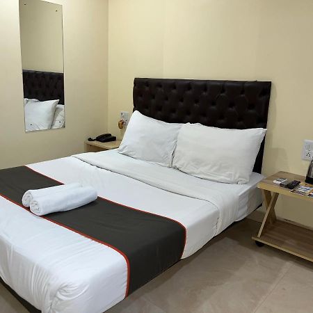 U Life Hotel Mumbai Exterior photo