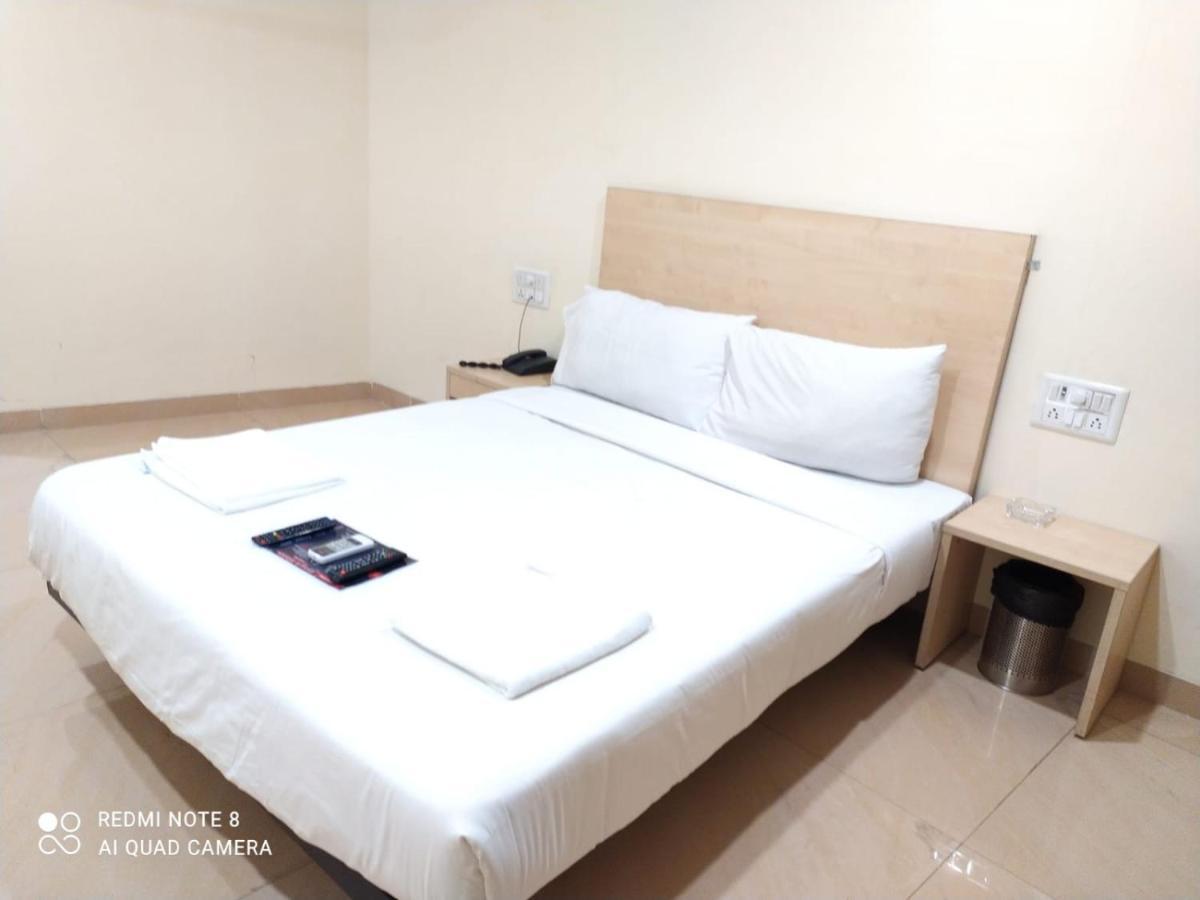 U Life Hotel Mumbai Exterior photo